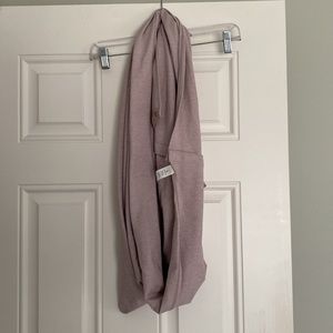 Lululemon yoga Infiniti scarf